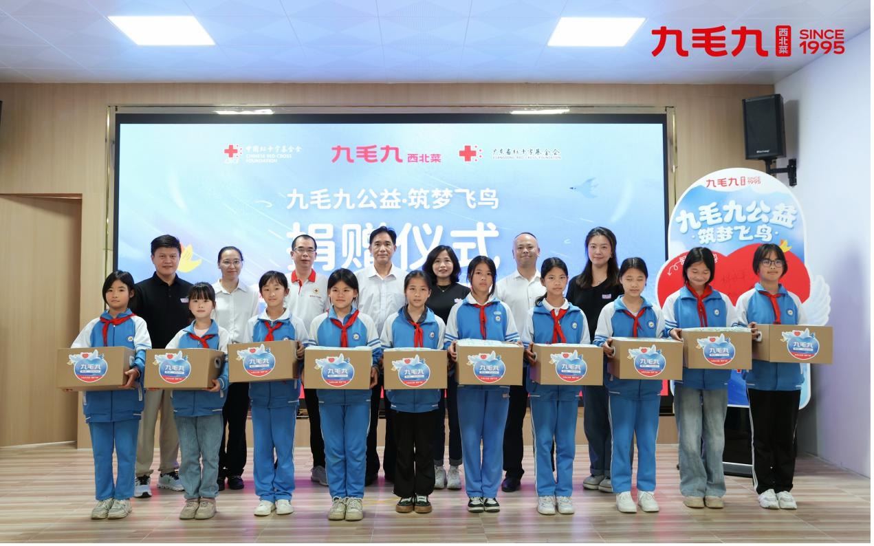 欢聚“家”倍，爱不缺席：头号玩家官网登录入口父亲节活动为乡村操场“添砖加瓦”